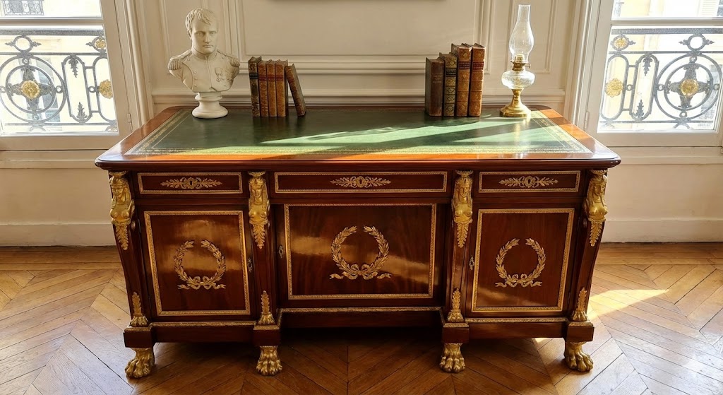 Bureau Empire avec vernissage au tampon